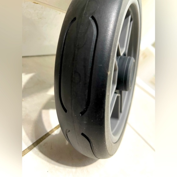 Uppababy 2018 Cruz Stroller Rear Wheels - Silver - Picture 3 of 4